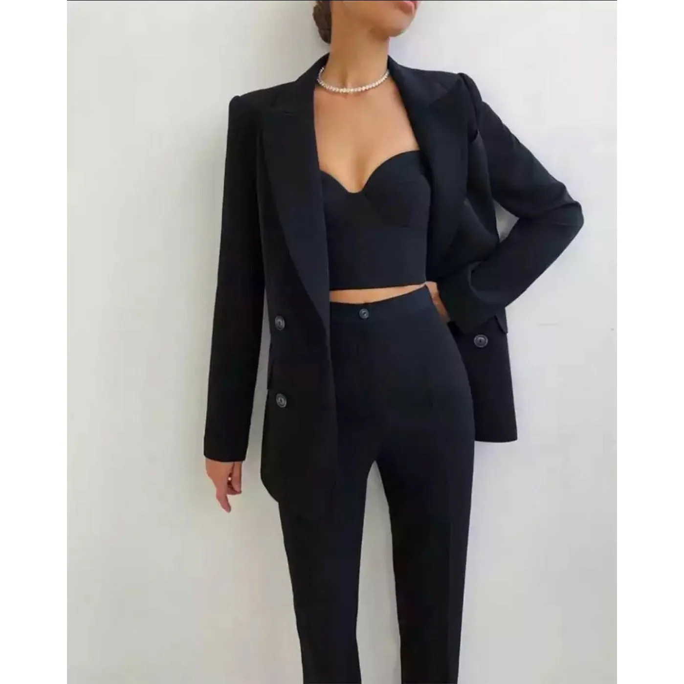 Certainly! Heres an optimized title for your e-commerce product with modifiers:

Stylish 3-Piece Womens Fashion Suit Set - Elegant Blazer, Tailored Pants, and Chic Vest