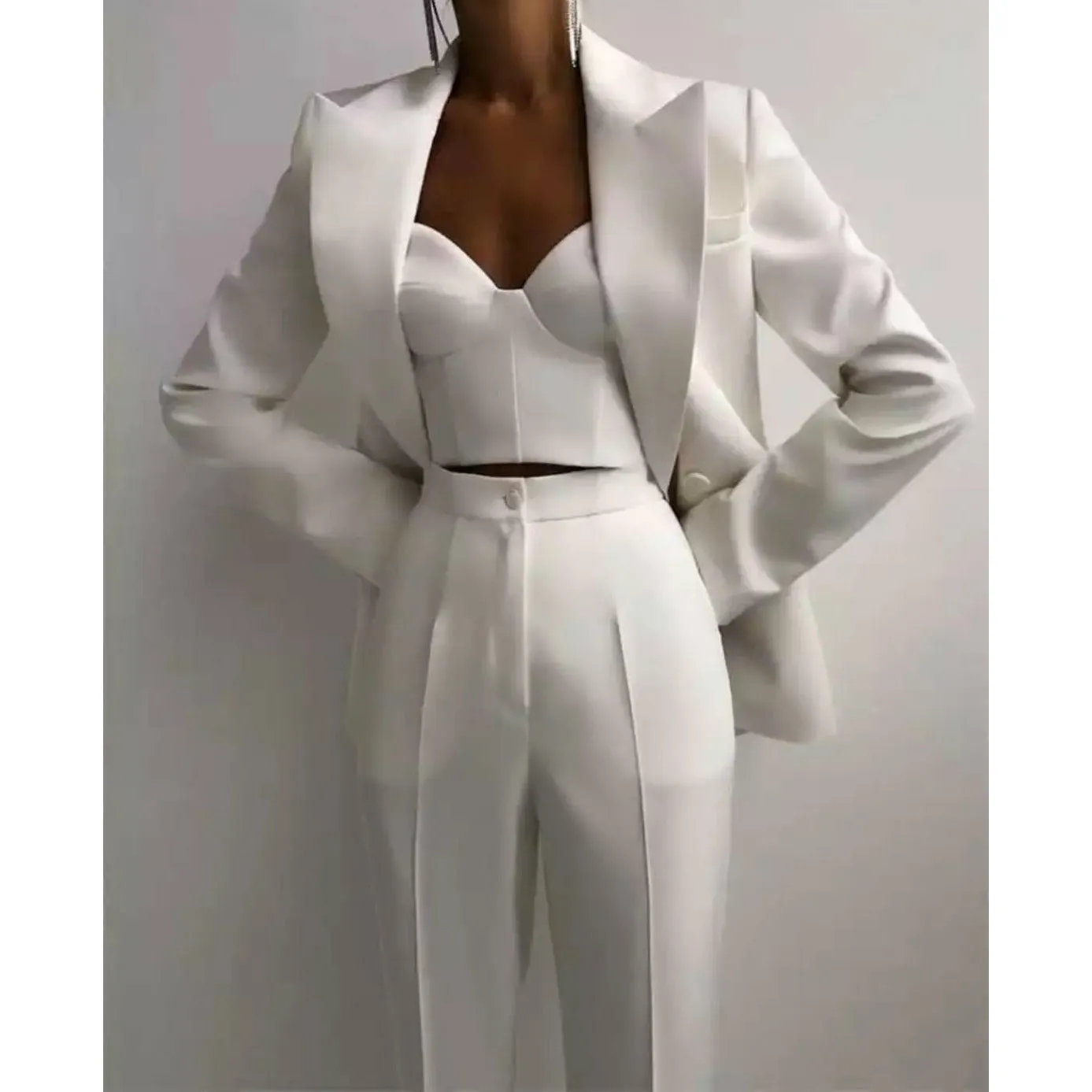 Certainly! Heres an optimized title for your e-commerce product with modifiers:

Stylish 3-Piece Womens Fashion Suit Set - Elegant Blazer, Tailored Pants, and Chic Vest